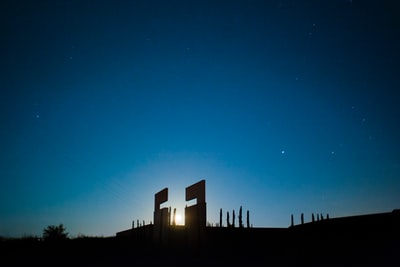 夜间蓝天下的建筑轮廓